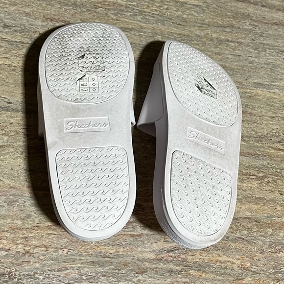 Sketchers plush foam line Friends slides - Picture 9 of 11